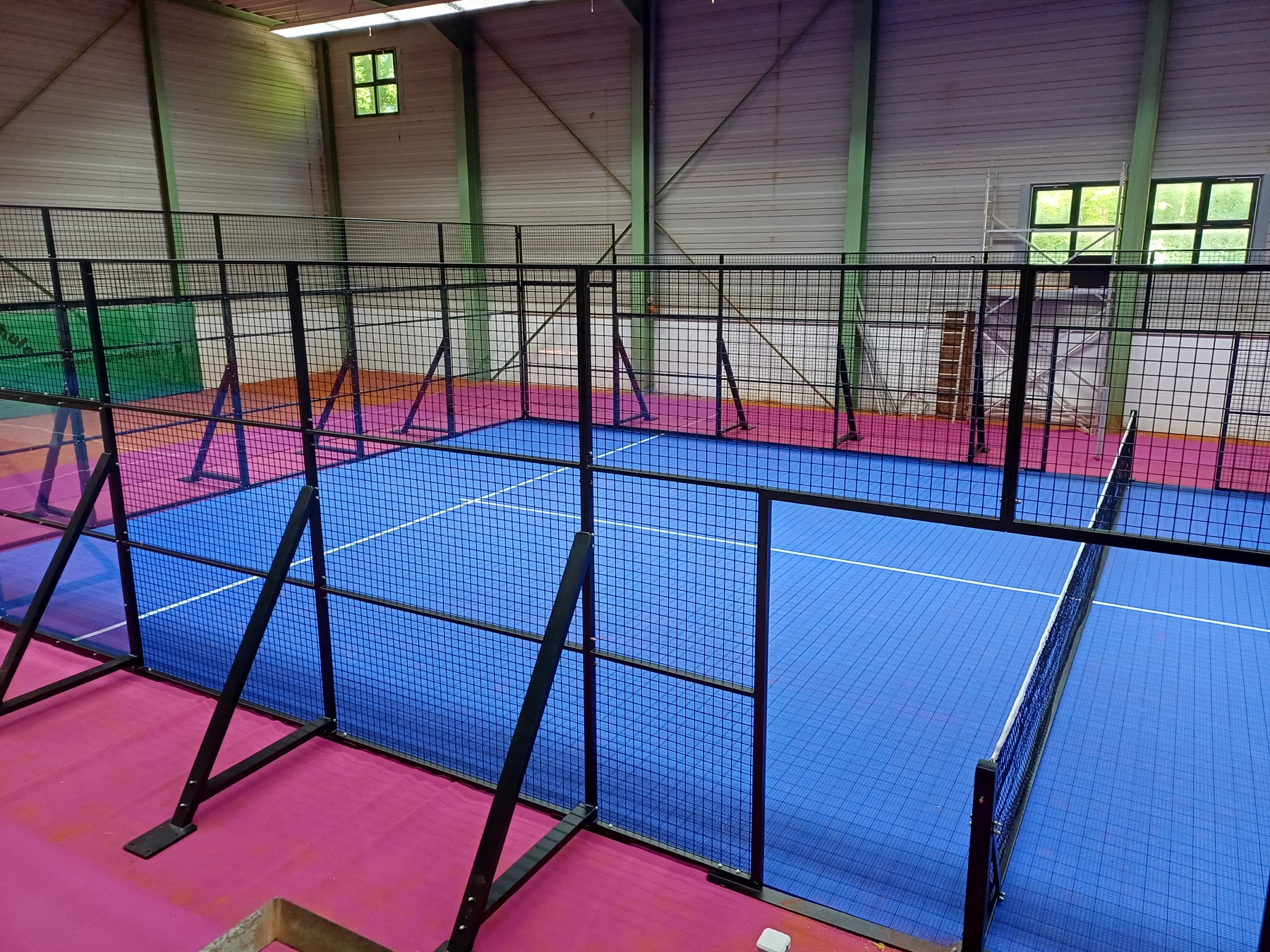 Spielfertiger Indoor-Padel-Court in der Tennishalle