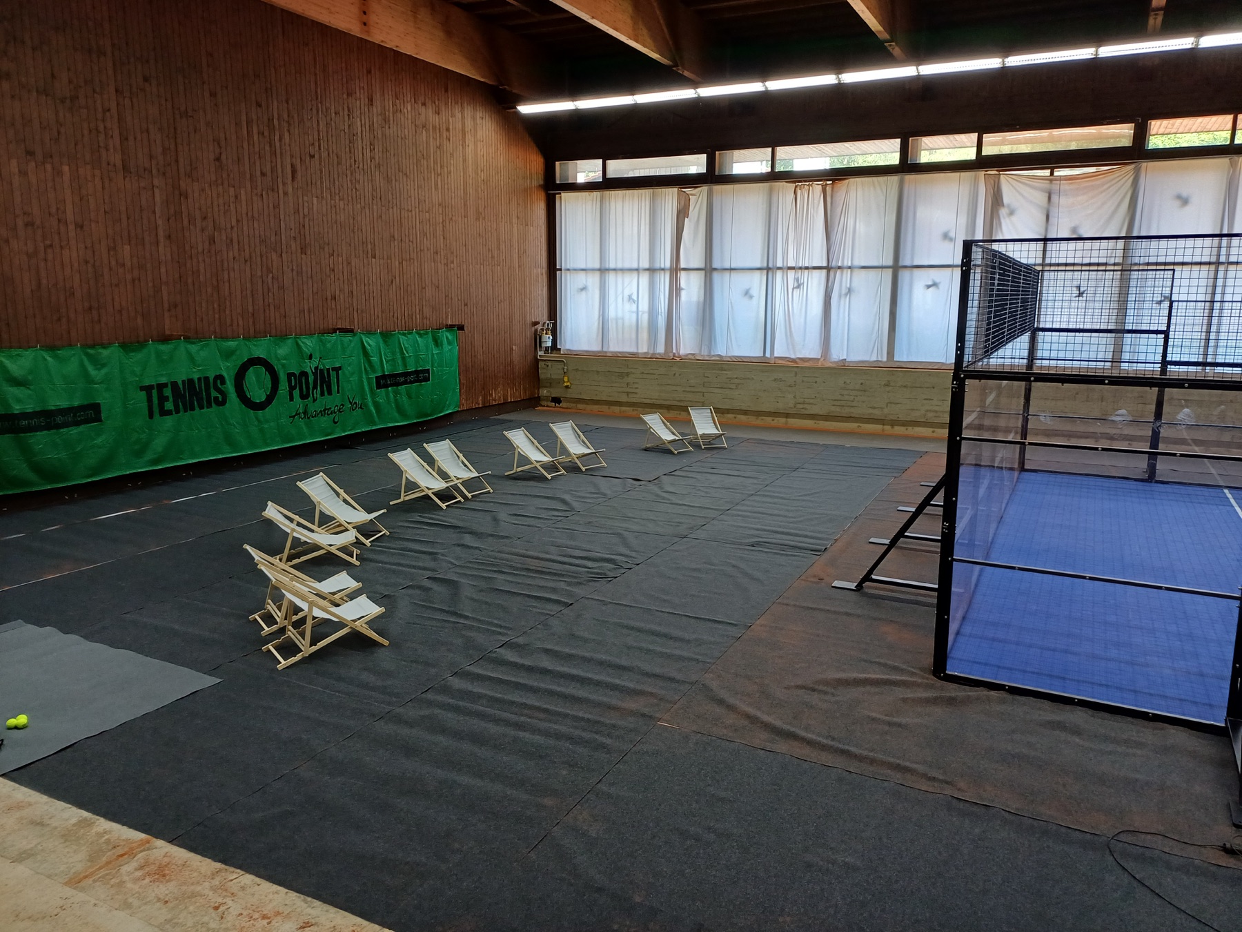 Aufenthaltsbereich neben den neuen Padel-Courts
